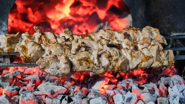 İki beyaz erkek slowmotion kızarmış et ve mangal yakınındaki buns ile hamburger yapma