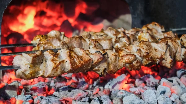 Sulu kebap Barbekü Izgara slowmotion üzerinde yemek pişirir