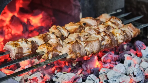 Sulu kebap Barbekü Izgara slowmotion üzerinde yemek pişirir