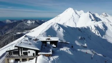 Krasnaya Polyana, Sochi. Dağlar, kar, kayakçı, snowboard, turist. Tatil dağlarda. Temiz hava. Quadcopter ile hava fotoğrafçılığı.