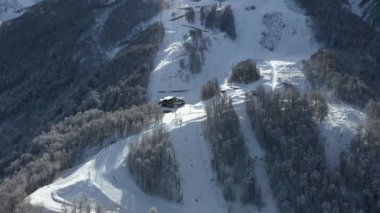 Krasnaya Polyana, Sochi. Dağlar, kar, kayakçı, snowboard, turist. Tatil dağlarda. Temiz hava. Quadcopter ile hava fotoğrafçılığı.