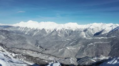 Krasnaya Polyana, Sochi. Dağlar, kar, kayakçı, snowboard, turist. Tatil dağlarda. Temiz hava. Quadcopter ile hava fotoğrafçılığı.