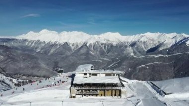 Krasnaya Polyana, Sochi. Dağlar, kar, kayakçı, snowboard, turist. Tatil dağlarda. Temiz hava. Quadcopter ile hava fotoğrafçılığı.