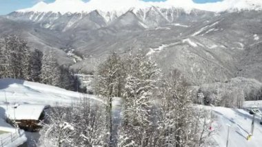 Krasnaya Polyana, Sochi. Dağlar, kar, kayakçı, snowboard, turist. Tatil dağlarda. Temiz hava. Quadcopter ile hava fotoğrafçılığı.