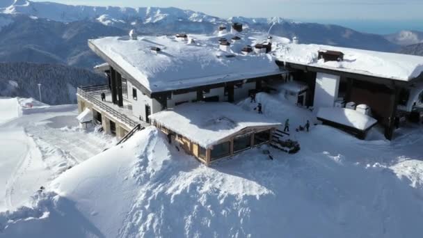 Κράσναγια Πολιάνα Σότσι Βουνά Χιόνι Σκιέρ Snowboarders Τουρίστες Διακοπές Στο — Αρχείο Βίντεο