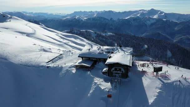 クラスナヤ ポリアナ スキーヤー スノーボーダー 観光客 山での休暇 きれいな空気 Quadcopter の航空写真 — ストック動画