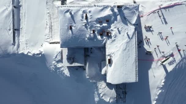 クラスナヤ ポリアナ スキーヤー スノーボーダー 観光客 山での休暇 きれいな空気 Quadcopter の航空写真 — ストック動画