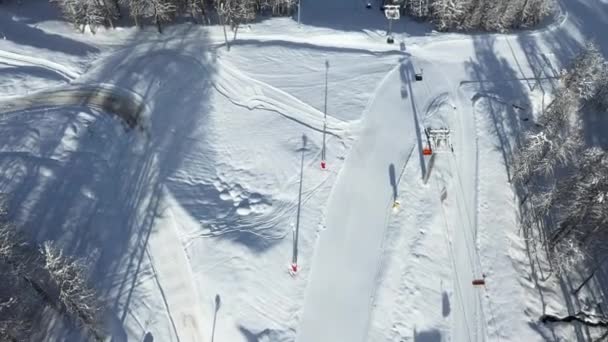 Krasnaya Polyana Sochi 滑雪者 滑雪者 在山里度假 干净的空气 带四轮车的航空摄影 — 图库视频影像