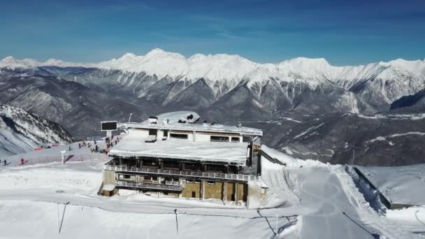 Krasnaya Polyana Sochi Dağlar Kar Kayakçı Snowboard Turist Tatil Dağlarda — Stok video