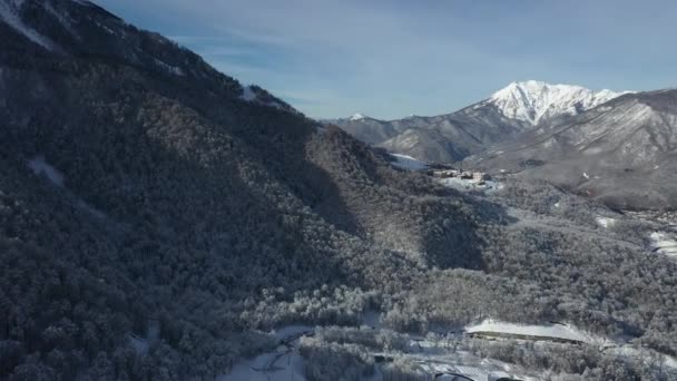 Krasnaya Polyana Sochi 滑雪者 滑雪者 在山里度假 干净的空气 带四轮车的航空摄影 — 图库视频影像