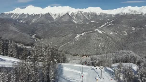 Krasnaya Polyana Sochi 滑雪者 滑雪者 在山里度假 干净的空气 带四轮车的航空摄影 — 图库视频影像