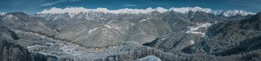 Dağlarda kar Panoraması. Dağlar üzerinde gri gökyüzü. Tatil Soçi, dağlarda dinlenmek. Kayak, snowboard, freeride. Helikopter ile hava fotoğrafçılığı. Dağ yolu