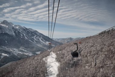 Kamera dağlar üzerinde uçuş. Aibga Ridge. Teleferik kabinleri bulutların arasından gidin. Dağlar Krasnaya Polyana Rosa Khutor ski resort yakınındaki. Sochi.
