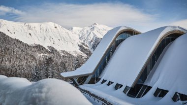 Gondol 3s - dünyanın en uzun kablo araba bagajı halka hareketi ile yazın. Madencilik ve Turizm Gazprom ski resort Stok görüntüleri video Merkezi