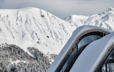Gondol 3s - dünyanın en uzun kablo araba bagajı halka hareketi ile yazın. Madencilik ve Turizm Gazprom ski resort Stok görüntüleri video Merkezi