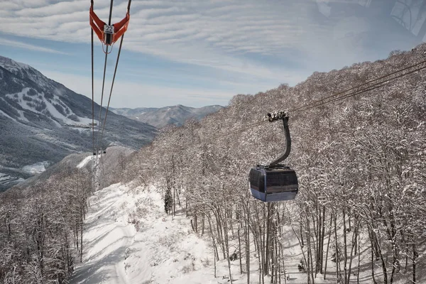 Kamera dağlar üzerinde uçuş. Aibga Ridge. Teleferik kabinleri bulutların arasından gidin. Dağlar Krasnaya Polyana Rosa Khutor ski resort yakınındaki. Sochi.