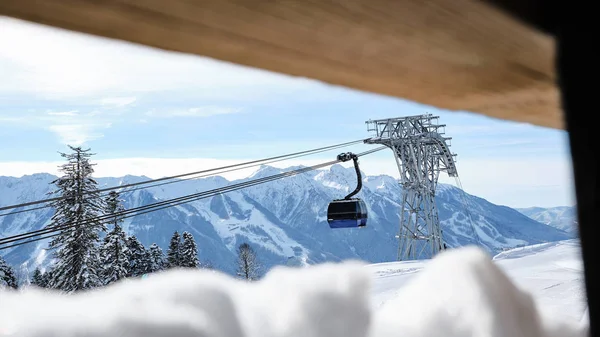 Gondol 3s - dünyanın en uzun kablo araba bagajı halka hareketi ile yazın. Madencilik ve Turizm Gazprom ski resort Stok görüntüleri video Merkezi