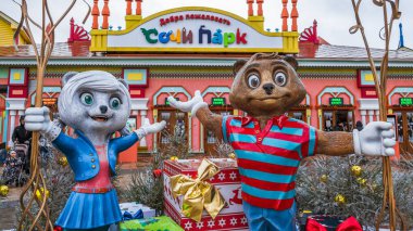 Soçi, Rusya - 05 Ocak 2019. Sochi Park - Tema Parkı Sochi şehir. Maskot Park girişinde.