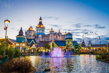 Soçi, Rusya - 05 Temmuz 2019: Gece su birikintisi Hotel Bogatyr yakın.