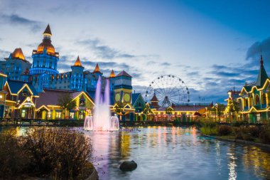 Soçi, Rusya - 05 Temmuz 2019: Gece su birikintisi Hotel Bogatyr yakın.