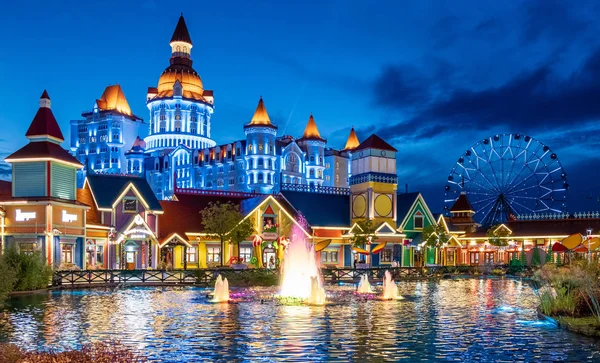 Soçi, Rusya - 05 Temmuz 2019: Gece su birikintisi Hotel Bogatyr yakın.