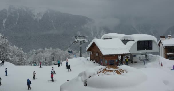 スキーし付属のスポット ライトでスキー場でスノーボードやスキー場のリフトを実行します — ストック動画