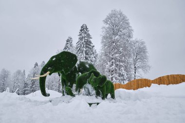Fil heykel. Yapay. Kış ve kar. yeşil. Krasnaya Polyana, Soçi, Gazprom