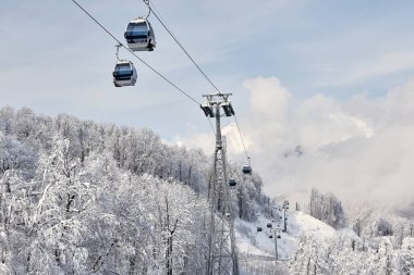 Dağların arka planında kablo araçları