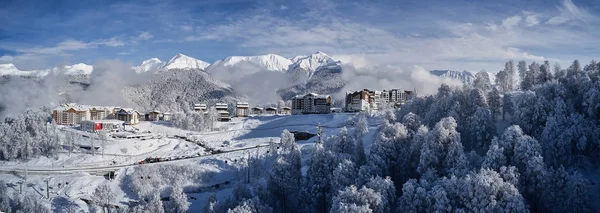 Panoramik Dağları ve Krasnaya Polyana köyü. Helikopter ile hava fotoğrafçılığı. Esto-Sadok. Sochi. Kayak Merkezi. Kayak, snowboard doğa, kar,