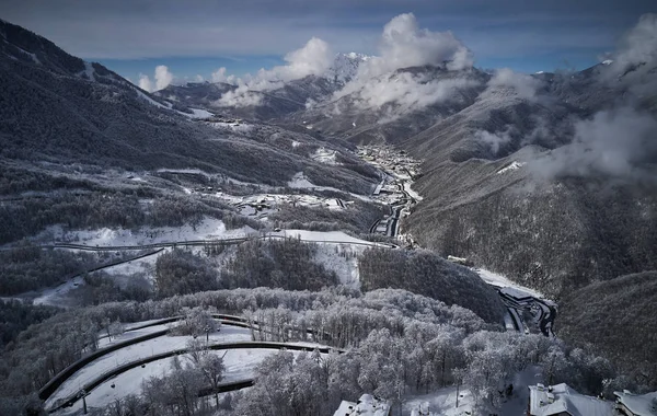 Vista Aérea Del Dron Camino Sinuoso Curvado Través Del Bosque —  Fotos de Stock