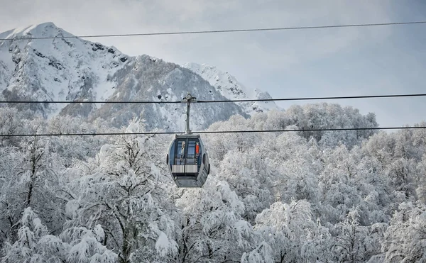 Téléphériques Sur Fond Montagnes — Photo