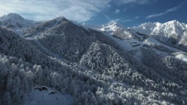 Krasnaya Polyana, Sochi, Rusya Federasyonu Kafkas dağlarının karla kaplı tepeler.