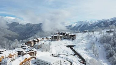Rosa Khutor Kayak Merkezi, Soçi, Krasnaya Polyana. Kış orman, Kafkasya, otel Mzımta Nehri'nin kıyısında doğa. Quadcopter ile hava fotoğrafçılığı