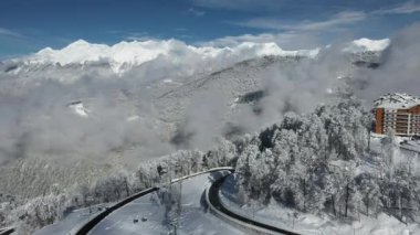 Krasnaya Polyana, Sochi. Dağlar, kar, kayakçı, snowboard, turist. Tatil dağlarda. Temiz hava. Quadcopter ile hava fotoğrafçılığı.