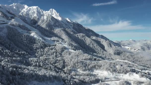 在雪地里可以看到美丽的山景 滑雪板 晴朗的天空 航空摄影与直升机 — 图库视频影像
