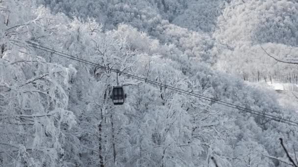 雲と雪の山リッジ渓谷空撮ケーブル車を持ち上げます 屋外の雪アルプス大自然観光ゴンドラ輸送冬 冬の標高の高いゴンドラ スキー ゴンドラ — ストック動画