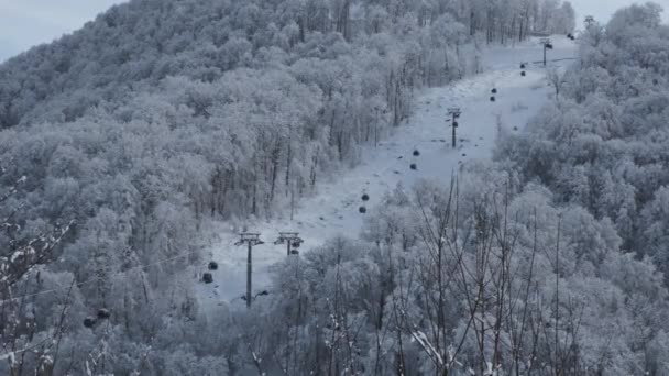 雲と雪の山リッジ渓谷空撮ケーブル車を持ち上げます 屋外の雪アルプス大自然観光ゴンドラ輸送冬 冬の標高の高いゴンドラ スキー ゴンドラ — ストック動画
