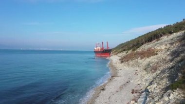 Gelendzhik, Rusya Federasyonu - janury 19, 2019: Karadeniz fırtınada sonra Rio adlı gemi karaya oturdu koştu. Havadan görünümü.