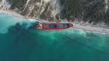 Gelendzhik, Rusya Federasyonu - janury 19, 2019: Karadeniz fırtınada sonra Rio adlı gemi karaya oturdu koştu. Havadan görünümü.