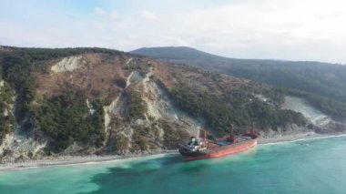 Gelendzhik, Rusya Federasyonu - janury 19, 2019: Karadeniz fırtınada sonra Rio adlı gemi karaya oturdu koştu. Havadan görünümü.