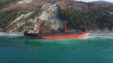 Gelendzhik, Rusya Federasyonu - janury 19, 2019: Karadeniz fırtınada sonra Rio adlı gemi karaya oturdu koştu. Havadan görünümü.