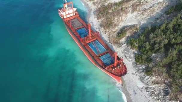 ロシア連邦 2019 黒海の嵐の後リオと呼ばれる船が座礁します 航空写真ビュー — ストック動画