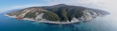 Gelendzhik, Rusya Federasyonu - 19 Ocak 2018: Karadeniz fırtınada sonra Rio adlı gemi, karaya oturdu koştu. Havadan görünümü.