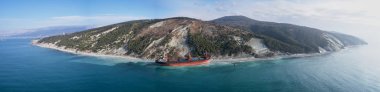 Gelendzhik, Rusya Federasyonu - 19 Ocak 2018: Karadeniz fırtınada sonra Rio adlı gemi, karaya oturdu koştu. Havadan görünümü.
