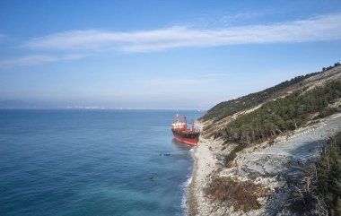 Gelendzhik, Rusya Federasyonu - 19 Ocak 2018: Karadeniz fırtınada sonra Rio adlı gemi, karaya oturdu koştu. Havadan görünümü.