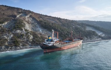 Gelendzhik, Rusya Federasyonu - 19 Ocak 2018: Karadeniz fırtınada sonra Rio adlı gemi, karaya oturdu koştu. Havadan görünümü.