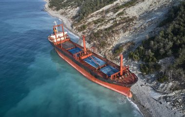 Gelendzhik, Rusya Federasyonu - 19 Ocak 2018: Karadeniz fırtınada sonra Rio adlı gemi, karaya oturdu koştu. Havadan görünümü.