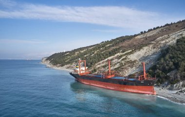 Gelendzhik, Rusya Federasyonu - 19 Ocak 2018: Karadeniz fırtınada sonra Rio adlı gemi, karaya oturdu koştu. Havadan görünümü.