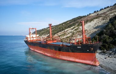 Gelendzhik, Rusya Federasyonu - 19 Ocak 2018: Karadeniz fırtınada sonra Rio adlı gemi, karaya oturdu koştu. Havadan görünümü.