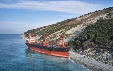 Gelendzhik, Rusya Federasyonu - 19 Ocak 2018: Karadeniz fırtınada sonra Rio adlı gemi, karaya oturdu koştu. Havadan görünümü.